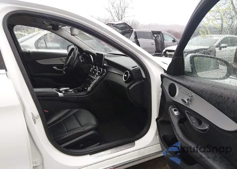 2016 Mercedes-Benz C 300 4Matic z USA, uszkodzony, nr VIN 55SWF4KB1GU103713